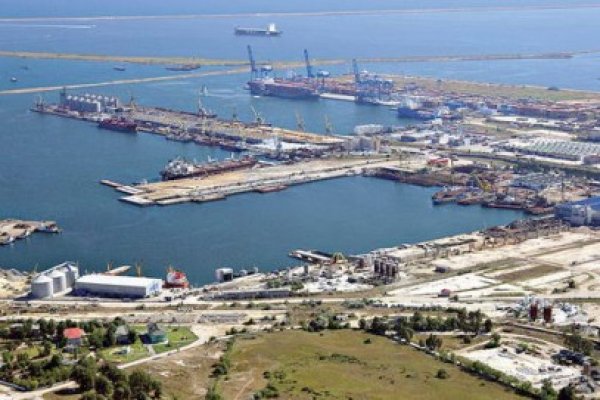 Legătura cu Constanţa, făcută prin linii de feriboturi cu porturile georgiene